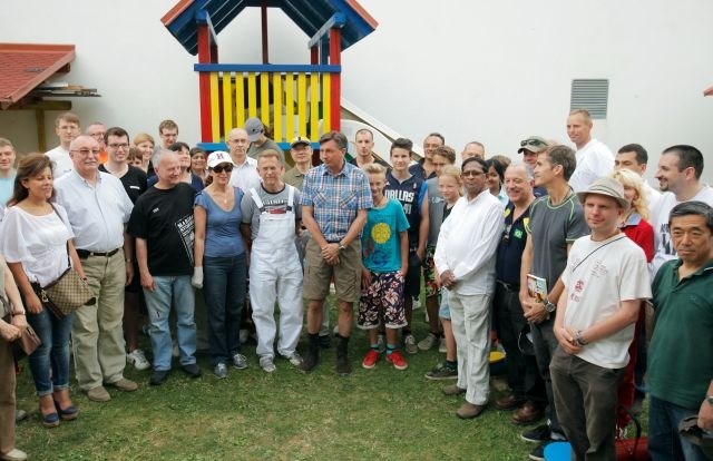 Pahor in veleposlaniki s čopiči in barvami olepšali igrišče vrtca (foto)
