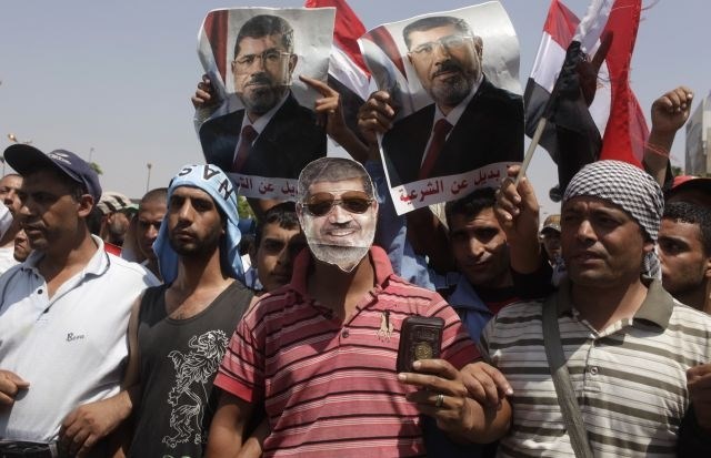 Barikade in nadzorne točke: V Kairu se znova zbirajo nasprotniki in podporniki Mursija (foto)