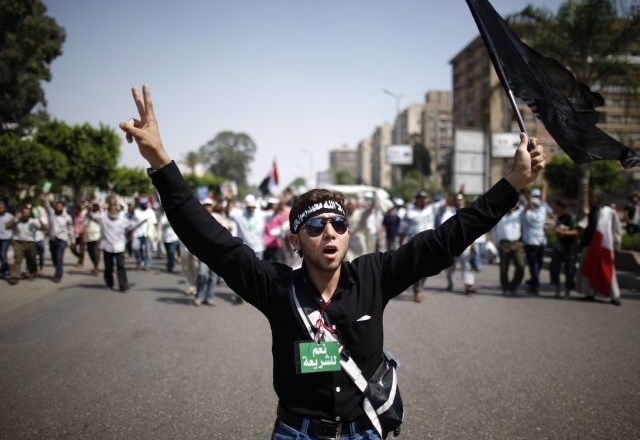 Barikade in nadzorne točke: V Kairu se znova zbirajo nasprotniki in podporniki Mursija (foto)