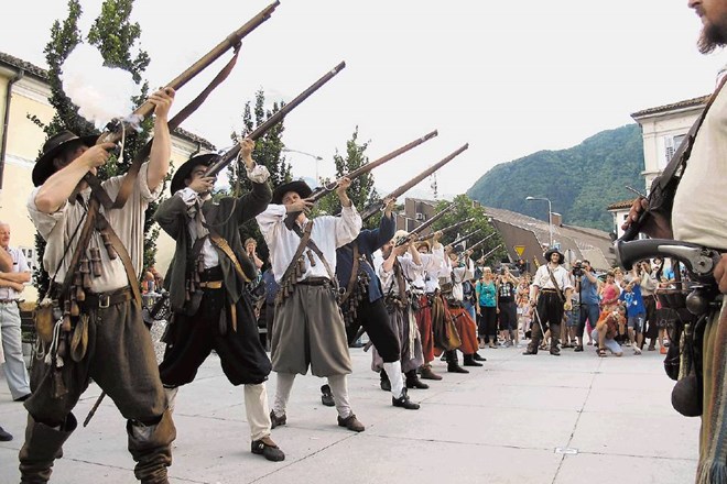 Prihod grofovskega para v Tolmin so pozdravile slave iz mušket. 