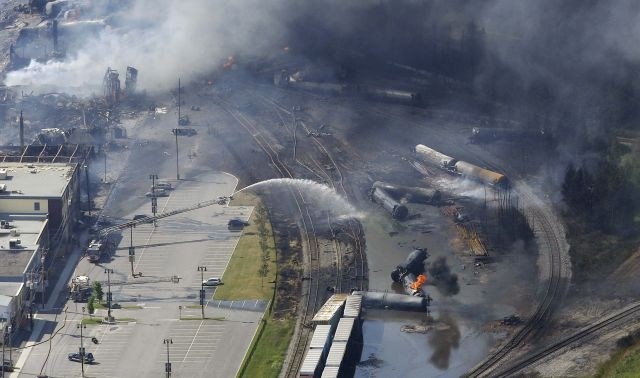 V eksploziji vlaka s cisternami v Kanadi najmanj pet mrtvih, pogrešanih na desetine (video)