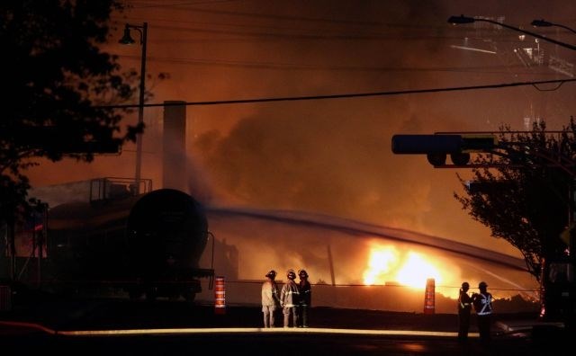 V eksploziji vlaka s cisternami v Kanadi najmanj pet mrtvih, pogrešanih na desetine (video)