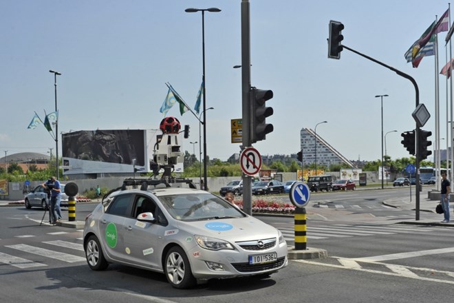 Slovenska cesta - snemalni Googlov avtomobil Opel Astra z nameščeno strešno 360-stopinjsko kamero fotografiral ljubljanske...
