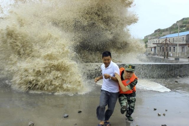 Tajfun silovito trčil ob kitajsko obalo; evakuirali 500.000 ljudi, dva umrla (foto in video)