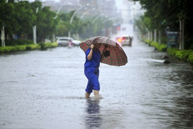 Tajfun silovito trčil ob kitajsko obalo; evakuirali 500.000 ljudi, dva umrla (foto in video)