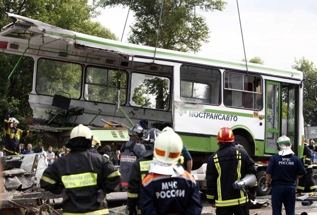 V trčenju tovornjaka in avtobusa v Rusiji umrlo 18 ljudi, več kot 60 ranjenih (foto)