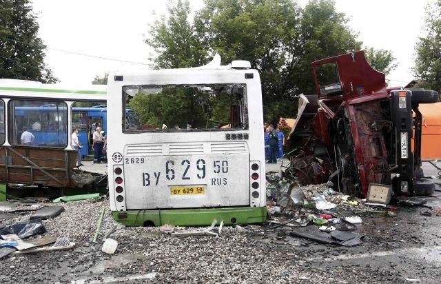 V trčenju tovornjaka in avtobusa v Rusiji umrlo 18 ljudi, več kot 60 ranjenih (foto)