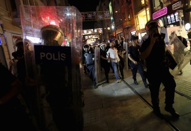 V Turčiji spet vre: Spopadi s solzivcem, gumijastimi naboji in lesenimi palicami (foto)