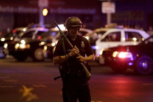 Po razglasitvi varnostnika za nedolžnega protesti ponekod v ZDA prerasli v nasilje (foto)