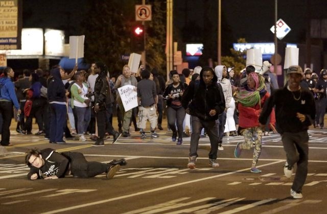 Po razglasitvi varnostnika za nedolžnega protesti ponekod v ZDA prerasli v nasilje (foto)