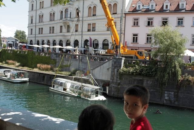 Potopljena ladjica na Ljubljanici (foto)