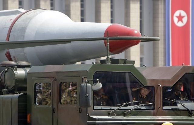 V Severni Koreji na največji vojaški paradi doslej tudi rakete, tanki in raketometi (foto)