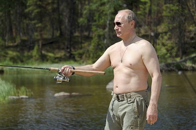 Vladimir Putin na enem svojih (medijskih) podvigov ujel ogromno ščuko (foto in video)