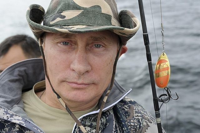 Vladimir Putin na enem svojih (medijskih) podvigov ujel ogromno ščuko (foto in video)