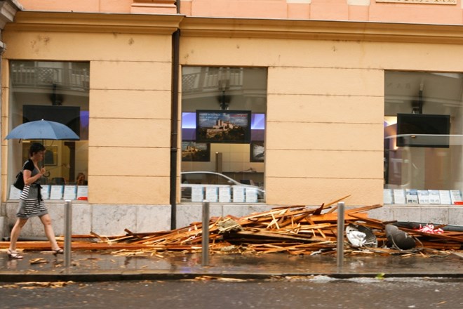 Z zgradbe na Slovenski cesti v Ljubljani so padale deske.  Foto: Bojan Velikonja 