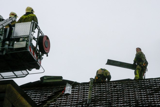 Na Ginekološki kliniki v Ljubljani je močan veter odkril streho.  Foto: Bojan Velikonja 
