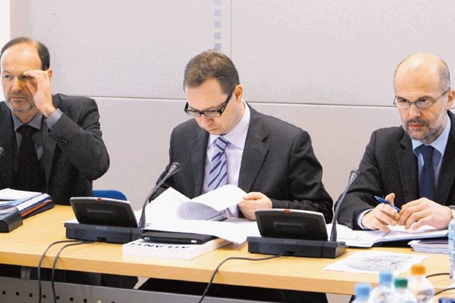Generalni direktor Marko Filli (v sredini), ki je  uvrščen v 60. plačni razred, je glede na osnovno plačo v višini 4270 evrov...