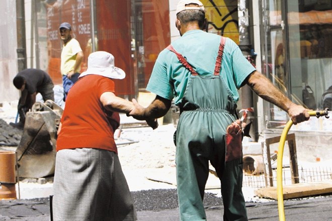 Pri prebijanju čez Čopovo ulico so gradbeni delavci to pa tam predvsem starejšim ljudem priskočili na pomoč.  Tomaž Skale 