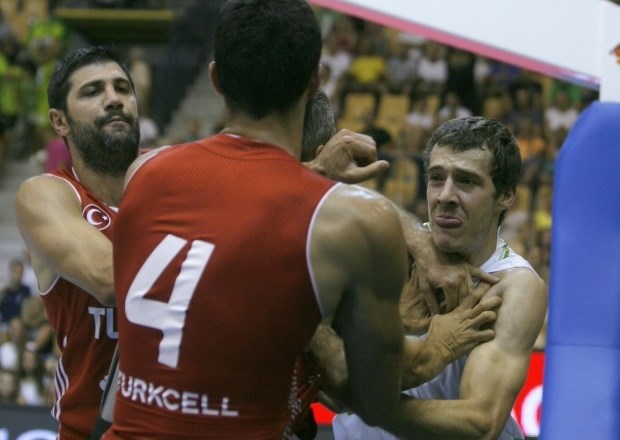 Goranu Dragiću so že v uvodnih minutah srečanja popustili živci, kar ga je stalo nadaljevanja tekme.    