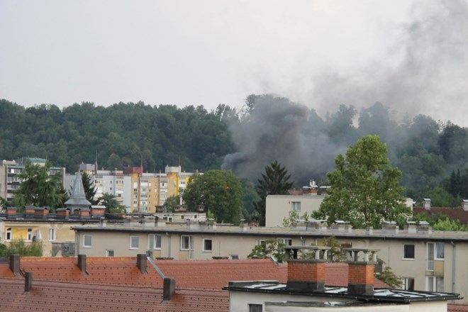 Foto: Požar v večnadstropni hiši v Ljubljani domnevno povzročila strela