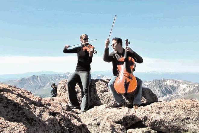 Violončelist in profesor Gal Faganel se je 22. julija z violinistko Jenny Shea odpravil na 4346 metrov visoko goro Longs...