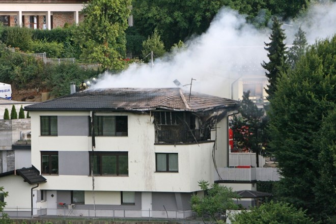 Foto: Požar v večnadstropni hiši v Ljubljani domnevno povzročila strela