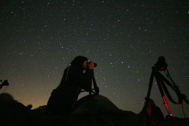 Opazovanje meteoritskega dežja na Medvedjem brdu.   Foto: Tomaž Skale 