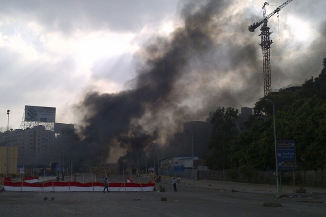 Egiptovska policija je v Kairu danes začela nasilno prazniti dva trga. Foto: Reuters 