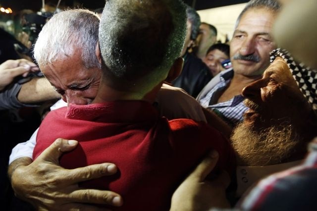 Solze in smeh: Izrael je izpustil 26 palestinskih zapornikov (foto)
