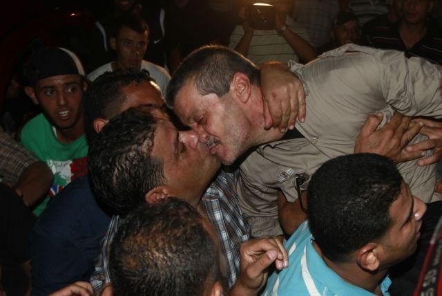 Solze in smeh: Izrael je izpustil 26 palestinskih zapornikov (foto)
