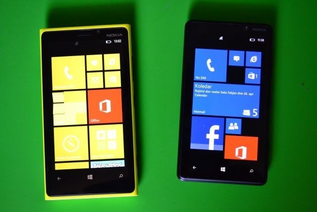 Lumia 920 (levo) in Lumia 820 (desno)    