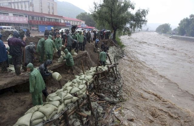 V uničujočih poplavah na Kitajskem 57 mrtvih, v Rusiji bi lahko evakuirali 100.000 prebivalcev (foto)