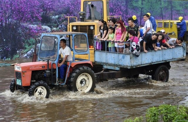 V uničujočih poplavah na Kitajskem 57 mrtvih, v Rusiji bi lahko evakuirali 100.000 prebivalcev (foto)