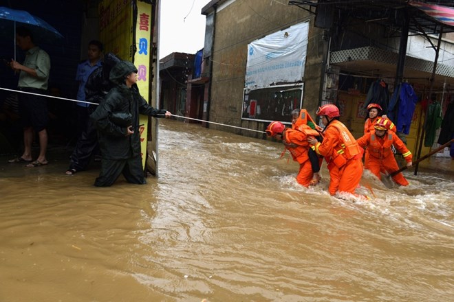 Kitajski reševalci imajo zaradi poplav polne roke dela.    