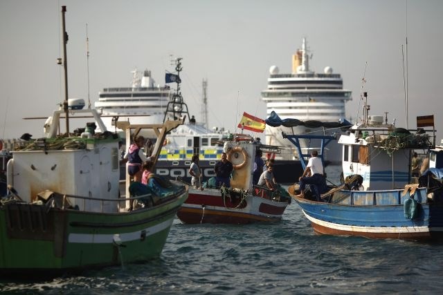Španski ribiči z ladjami in čolni protestirali proti grebenu v Gibraltarju (foto)
