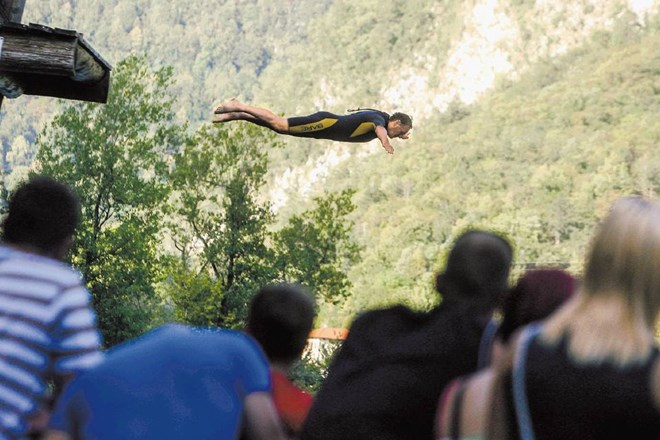 Zadnji skok Tomaža Strela, ki se je pri 60 letih odločil, da konča pol stoletja dolgo skakalno kariero. 