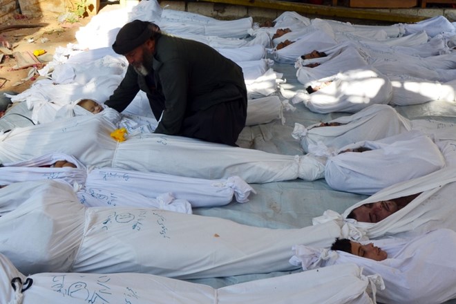Trupla žrtev domnevnega napada z živčnim plinom v Damasku. Foto: Reuters 