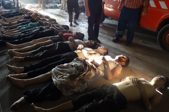 Trupla žrtev domnevnega napada z živčnim plinom v Damasku.  Foto: Reuters 