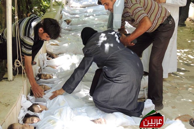 Trupla žrtev domnevnega napada z živčnim plinom v Damasku.  Foto: Reuters 