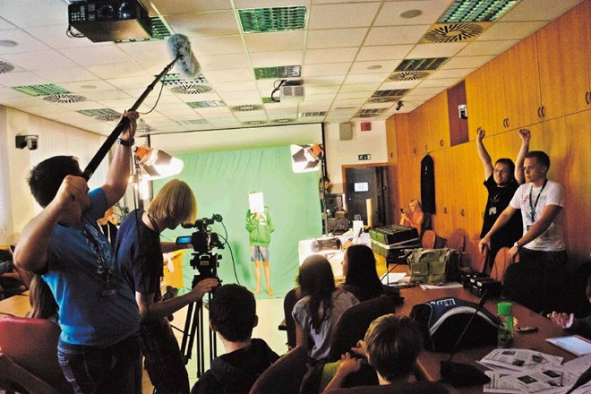 Svet kamer, kadrov, scenarijev in montaže otroci spoznavajo na delavnici Pirati s kamero.    