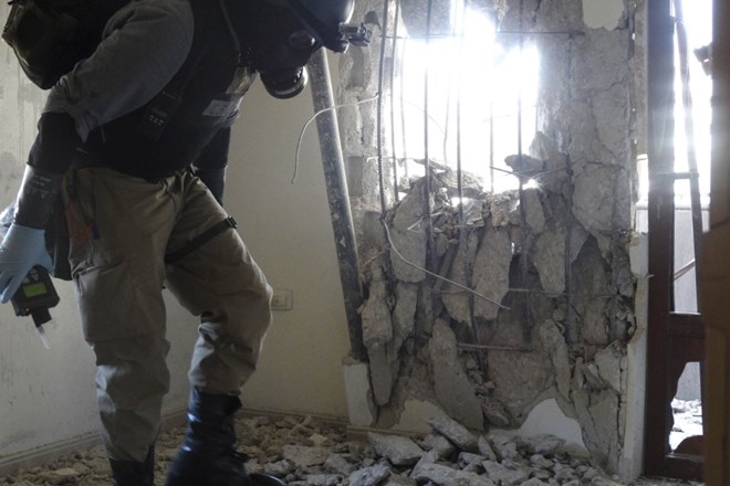 Inšpektorji OZN v soseskah Damaska, kjer naj bi se minuli teden zgodil kemični napad, zbirajo vzorce za analizo.  Foto:...