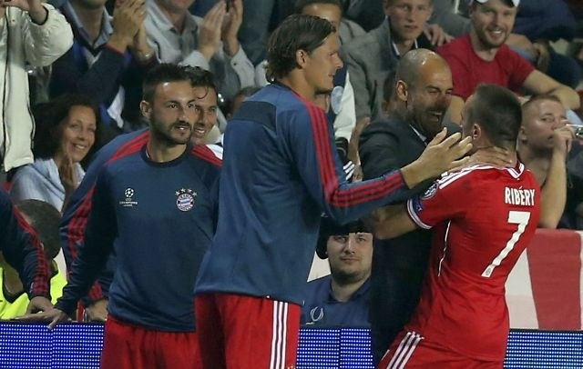 Veselje Guardiole in strelca Riberyja po izenačenju. (Foto: Reuters) 