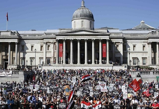 Na londonskem trgu Trafalgar danes več tisoč ljudi protestira proti vojaški intervenciji v Siriji. (foto: Reuters) 