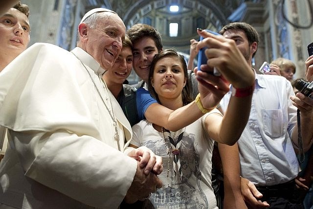 Takole se je papež fotografiral z mladino (foto: Reuters) 