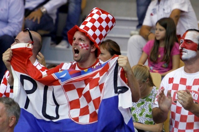 V Celju je kar nekaj hrvaških navijačev, ki pa z rezultatom prve tekme ne bodo zadovoljni. (Foto: Luka Cjuha) 