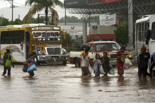V tropski nevihti in orkanu v Mehiki 21 mrtvih (foto in video)