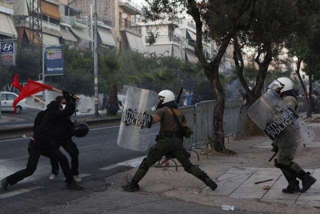 Grčija: Protesti antifašistov se nadaljujejo, policija posredovala s solzivcem (foto)