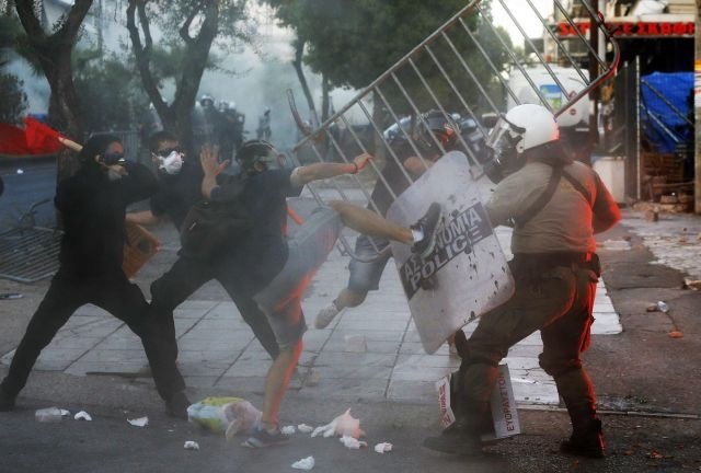 Grčija: Protesti antifašistov se nadaljujejo, policija posredovala s solzivcem (foto)