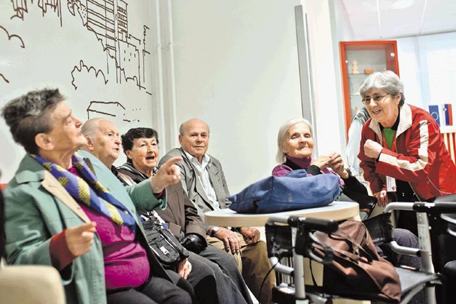 Stanovalci Doma starejših občanov Šiška pogosto katero zapojejo. Ko so veseli, ko kaj čakajo, pa tudi, ko jim je hudo. 