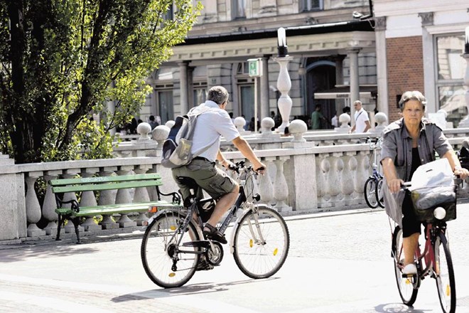 Na ljubljanski občini kolesarjem svetujejo, naj se na Prešernov trg pripeljejo po Miklošičevi ali Trubarjevi cesti s severne...